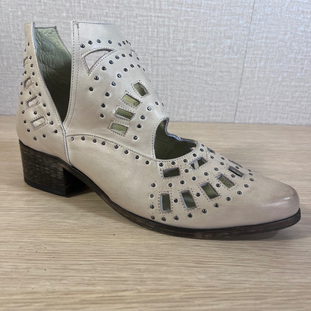 Sbicca Vintage Collection Bone Leather Cutout Studded Ankle Boots Womens 9C